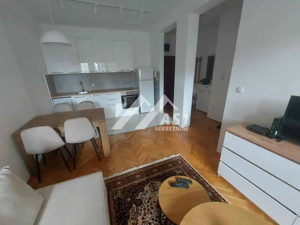 Izdavanje, dvosoban stan, 43m², Centar, Novi Sad