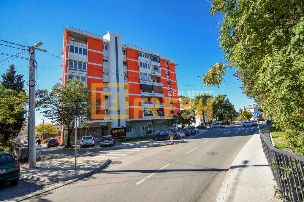 Izdavanje, trosoban stan, 100m², Centar, Podgorica