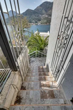 Stepenište sa pogledom na more i okolne planine. - image 11