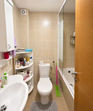 Manje kupatilo sa kadom, umivaonikom i toaletom. - image 10