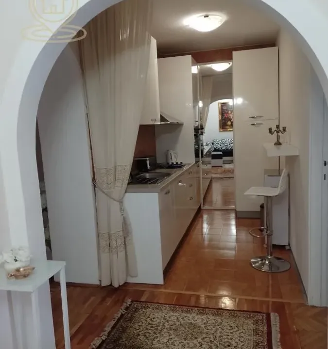 Izdavanje, trosoban stan, 62m², Savski Venac, Beograd