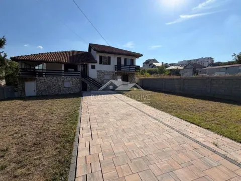 Pogled na dvorište i spoljašnjost kuće sa popločanim prilazom. - image 16