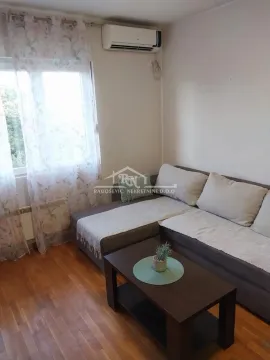 Dnevna soba sa garniturom za sedenje i stočićem. - image 5