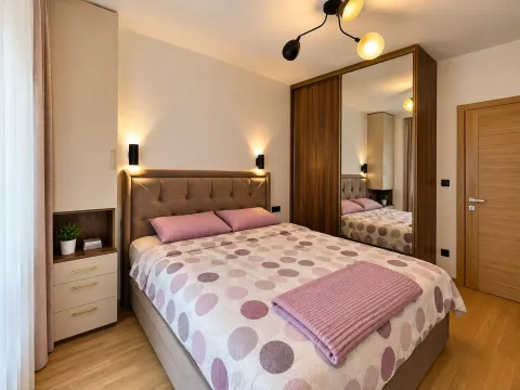 Moderna spavaća soba sa bračnim krevetom, ugradnim ormarom i noćnim stočićima. - image 7