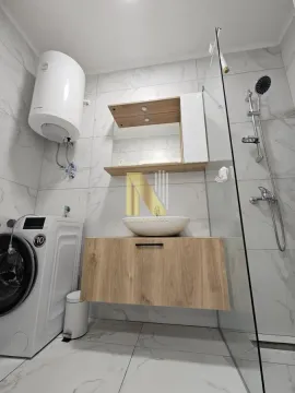 Savremeno opremljeno kupatilo sa tuš kabinom, umivaonikom, bojlerom i veš mašinom. - image 12