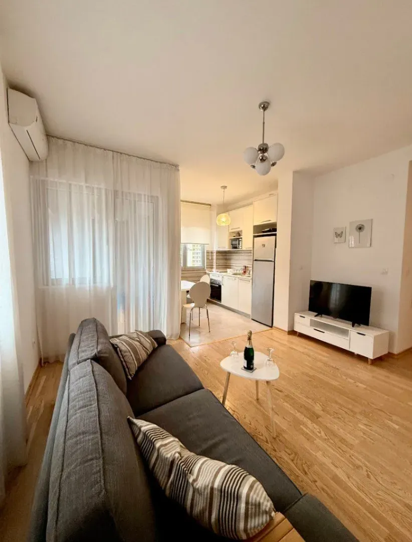 Izdavanje, dvosoban stan, 70m², Centar, Budva