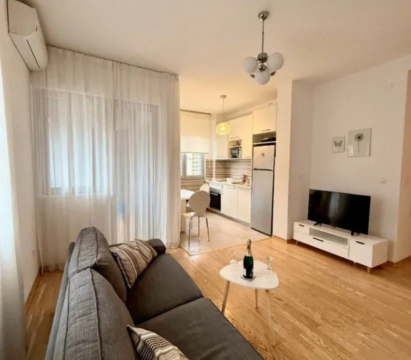 Izdavanje, dvosoban stan, 70m², Centar, Budva