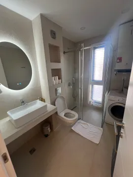 Moderno opremljeno kupatilo sa tuš kabinom, umivaonikom i veš mašinom. - image 14