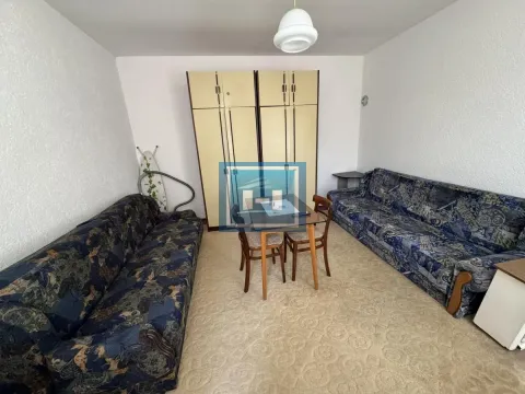 Dnevna soba sa dva kauča, trpezarijskim stolom i ormarom. - image 6