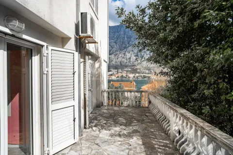Izdavanje, trosoban stan, 84m², Stari Grad Kotor, Kotor - image 6
