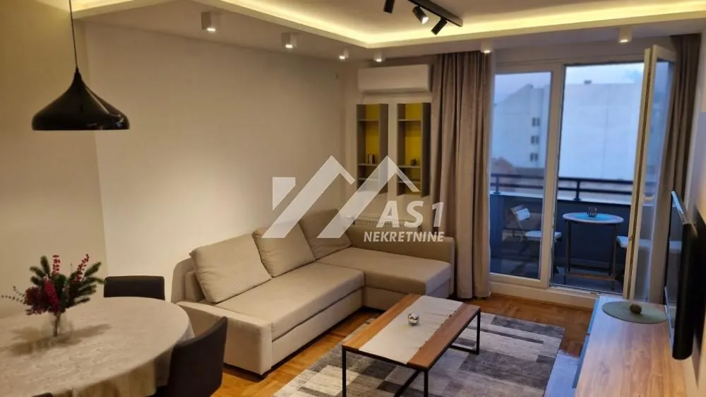 Izdavanje, trosoban stan, 52m², Salajka, Novi Sad Sve Podlokacije