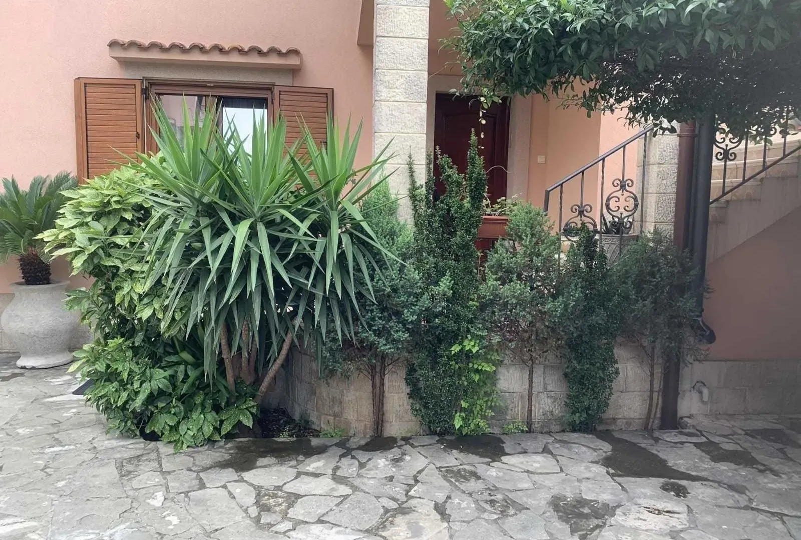 Izdavanje, dvosoban stan, 70m², Dobrota, Kotor