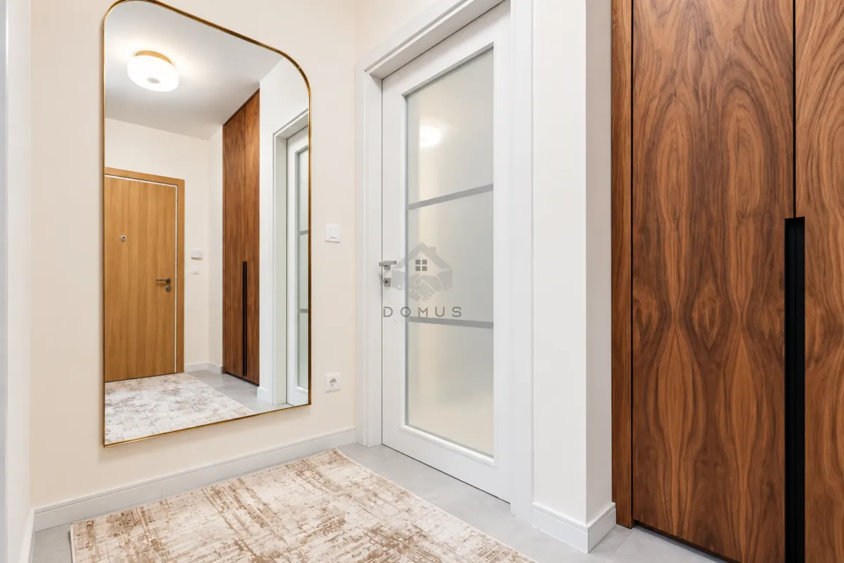 Izdavanje, dvosoban stan, 73m², Central Point, Podgorica