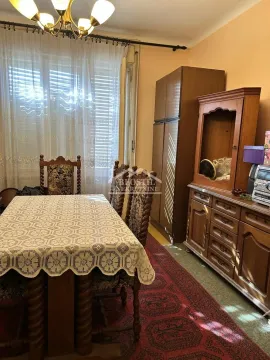 Trpezarija sa drvenim stolom, stolicama i starim nameštajem. - image 6