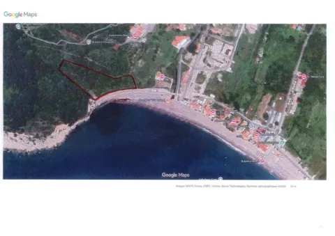 Satelitski snimak lokacije sa označenom parcelom blizu obale. - image 3