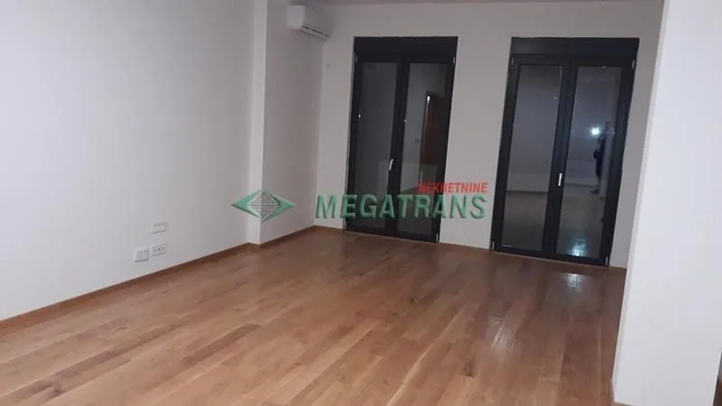 Izdavanje, stan, 143m², Centar, Novi Sad