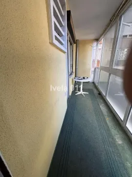 Zastakljeni balkon sa malim stolom i podnom oblogom. - image 13