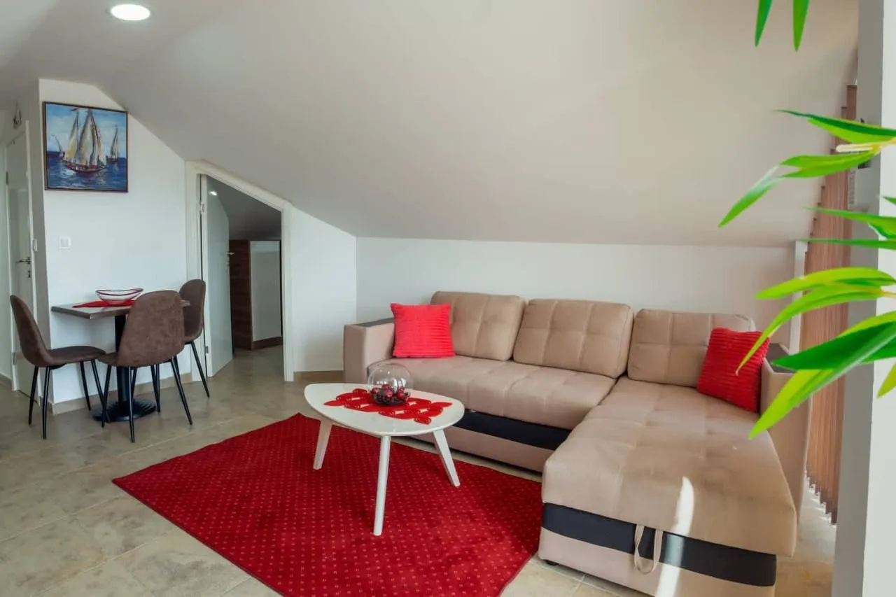 Izdavanje, dvosoban stan, 61m², Podkošljun, Budva