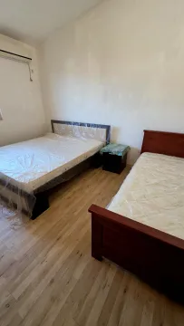 Spavaća soba sa dva kreveta i laminatom. - image 12