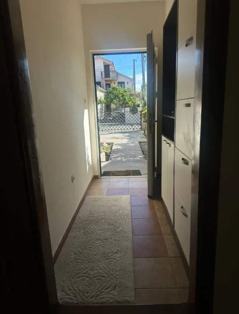 Izdavanje, dvosoban stan, 75m², Konik, Podgorica