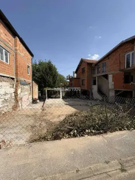 Pogled na dvorište i spoljašnjost kuće u izgradnji sa ogradom. - image 15