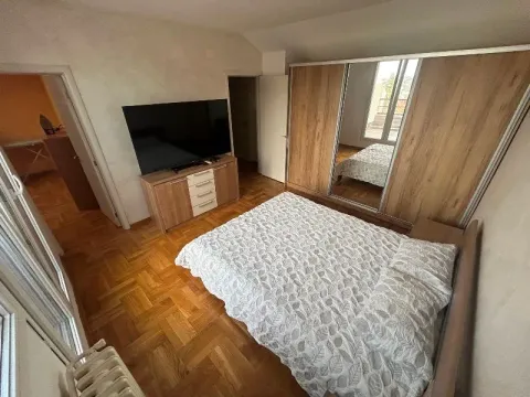 Spavaća soba sa bračnim krevetom, velikim garderoberom i televizorom. - image 15
