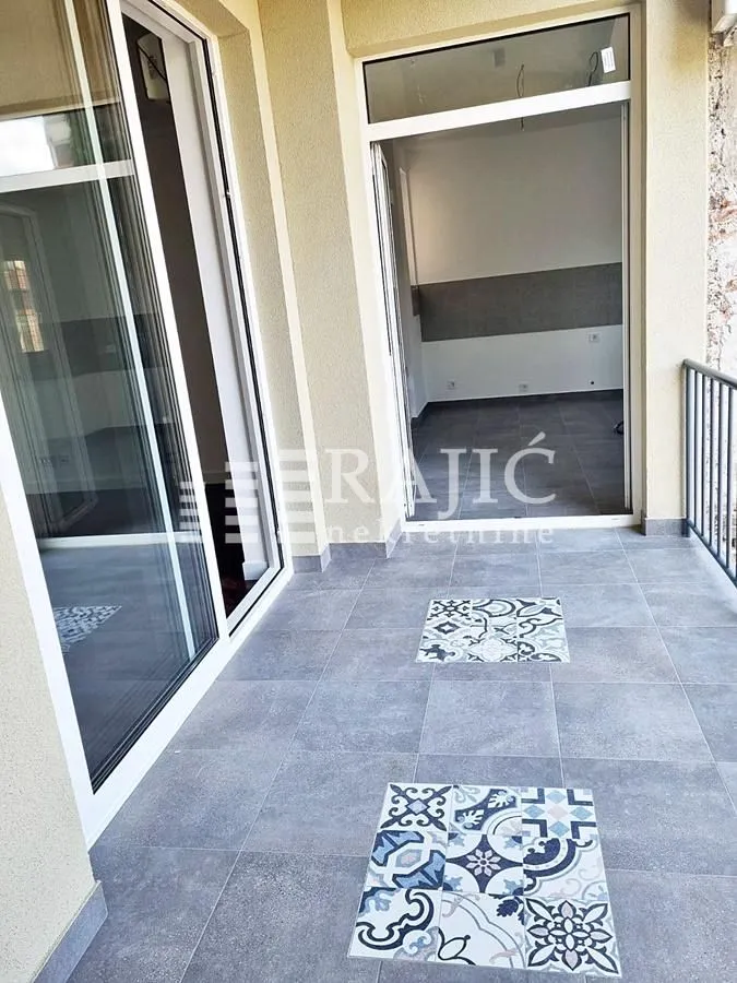 Covered terrace with ceramic tiles and a view of the room interior.