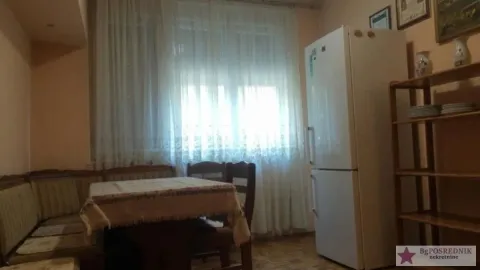 Kuhinja sa trpezarijskim delom i frižiderom. - image 6