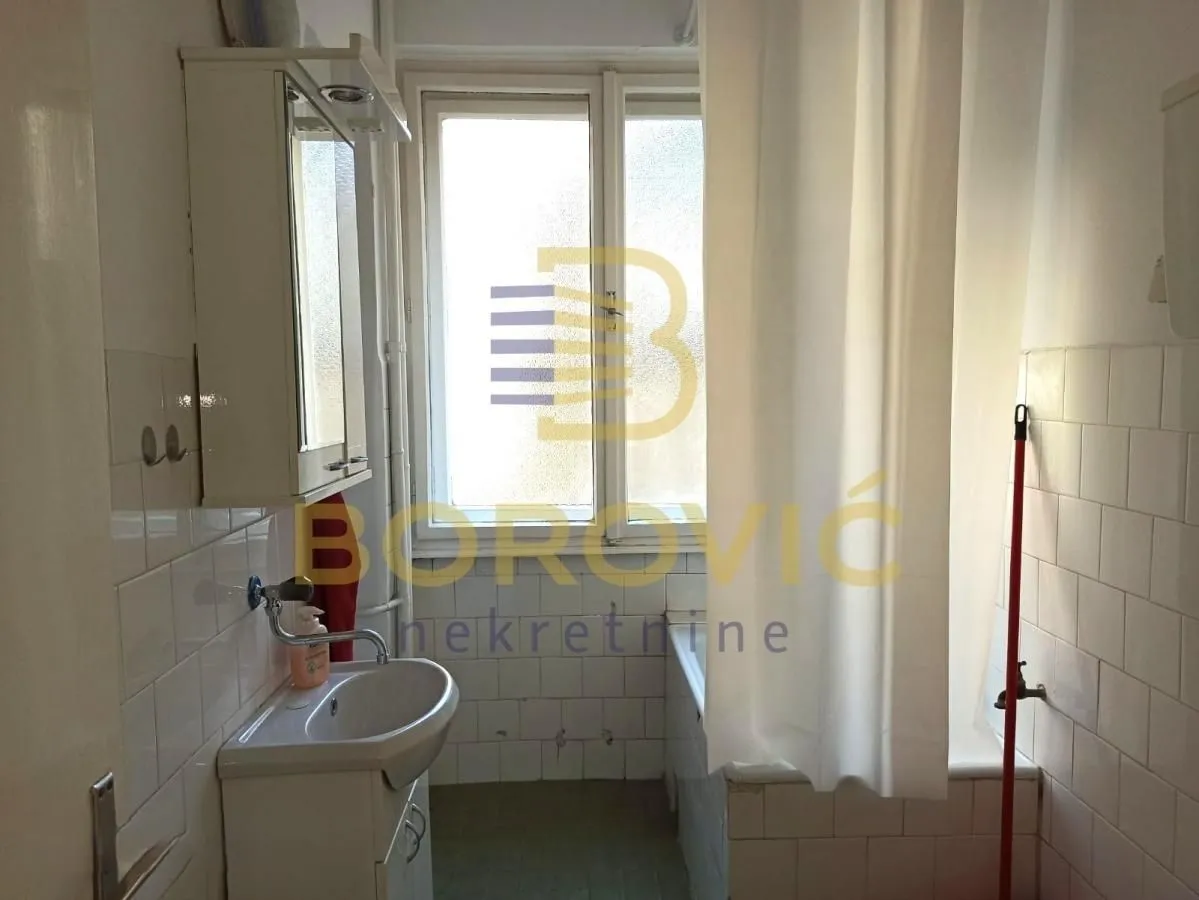 Izdavanje, trosoban stan, 63m², Skadarlija, Beograd