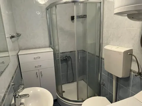 Izdavanje, jednosoban stan, 40m², Pobrežje, Podgorica - image 4