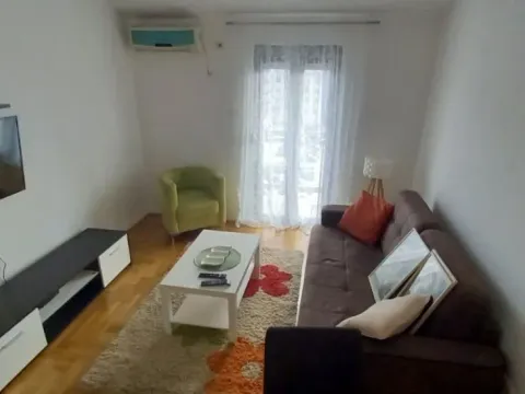 Izdavanje, dvosoban stan, 60m², 1 maj, Podgorica