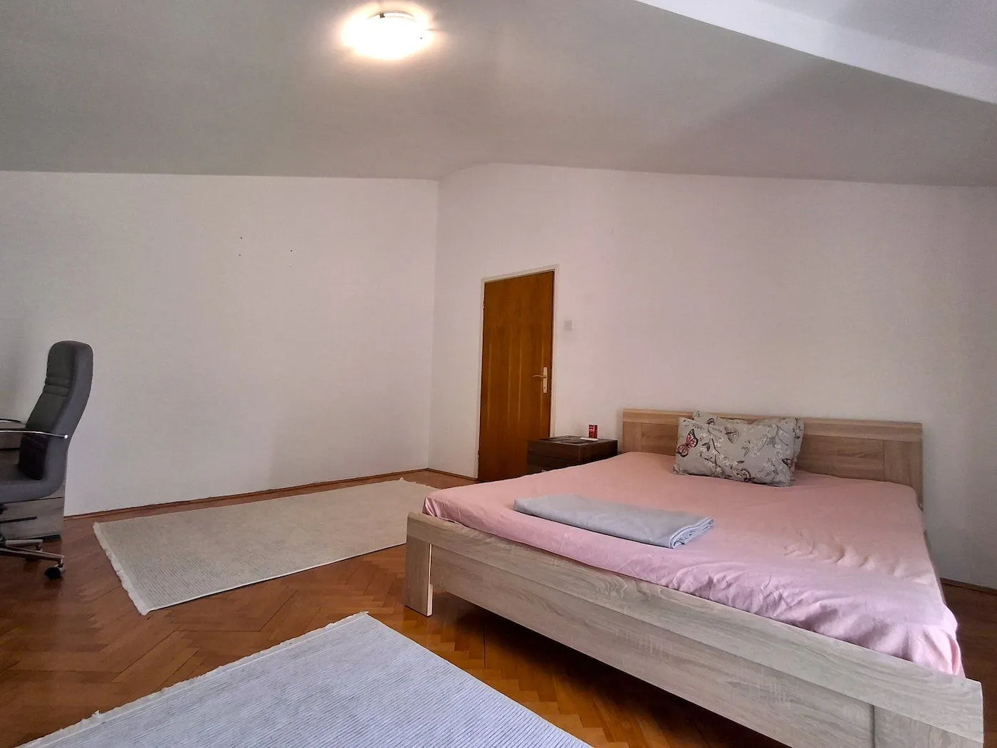 Izdavanje, kuća, 350m², Dahna, Podgorica