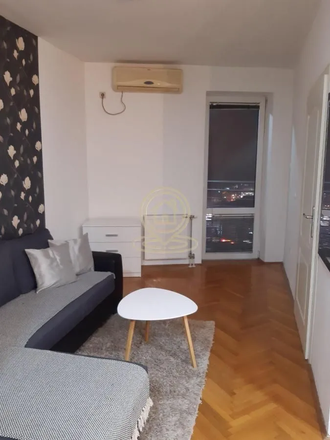 Izdavanje, jednosoban stan, 39m², Bulevar Oslobodjenja, Novi Sad Sve Podlokacije