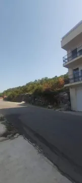 Pogled na ulicu i spoljašnjost zgrade sa terasama. - image 5
