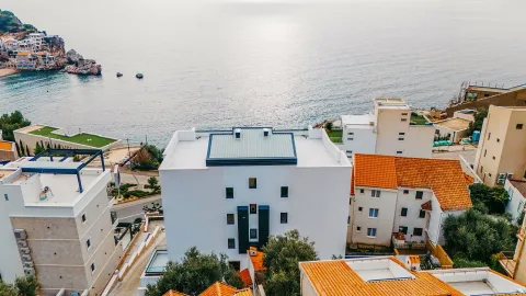 Pogled iz vazduha na objekte u blizini obale mora. - image 2