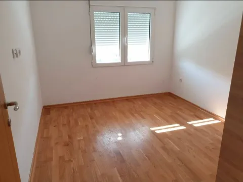 Prazna soba sa parketom i bijelim zidovima. - image 3