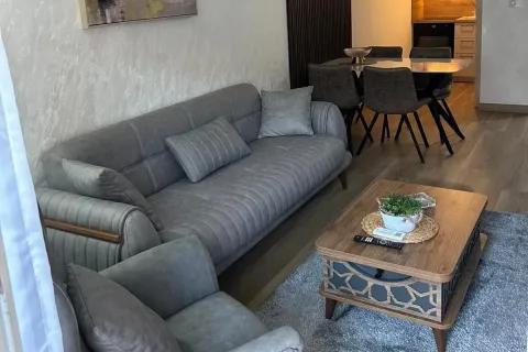 Dnevni boravak sa garniturom i trpezarijom u pozadini. - image 2