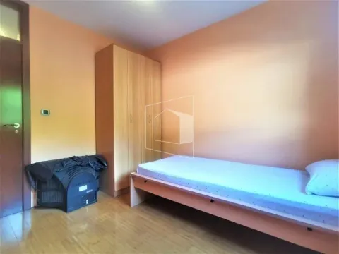 Smaller bedroom with a bed and wardrobe. - image 11