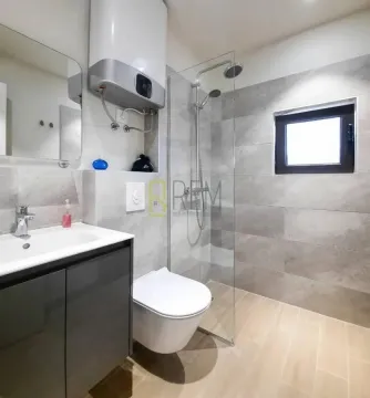 Moderne kupatilo sa tuš kabinom, umivaonikom i wc šoljom. - image 13