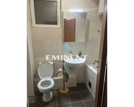 Manje kupatilo sa toaletom, umivaonikom, ogledalom i kadom. - image 8