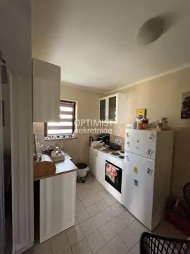 Manja kuhinja sa belim elementima i frižiderom. - image 8