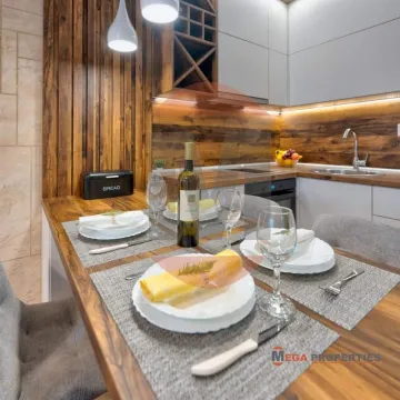 Moderna kuhinja sa trpezarijskim stolom i drvenim detaljima. - image 6