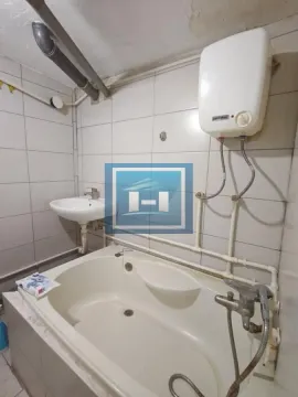 Manje kupatilo sa kadom, umivaonikom i bojlerom na zidu. - image 26