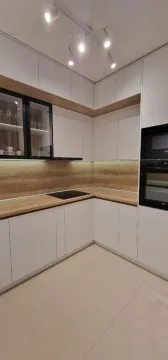 Moderna kuhinja sa bijelim elementima i drvenim detaljima. - image 6