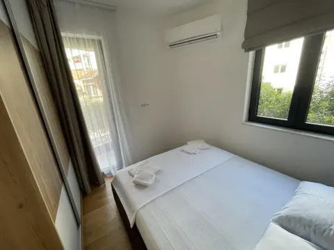 Svjetla i uredna spavaća soba sa bračnim krevetom, ormarom i klima uređajem. - image 6