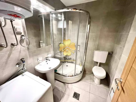 Manje kupatilo sa tuš kabinom, umivaonikom, toaletom i mašinom za veš. - image 8