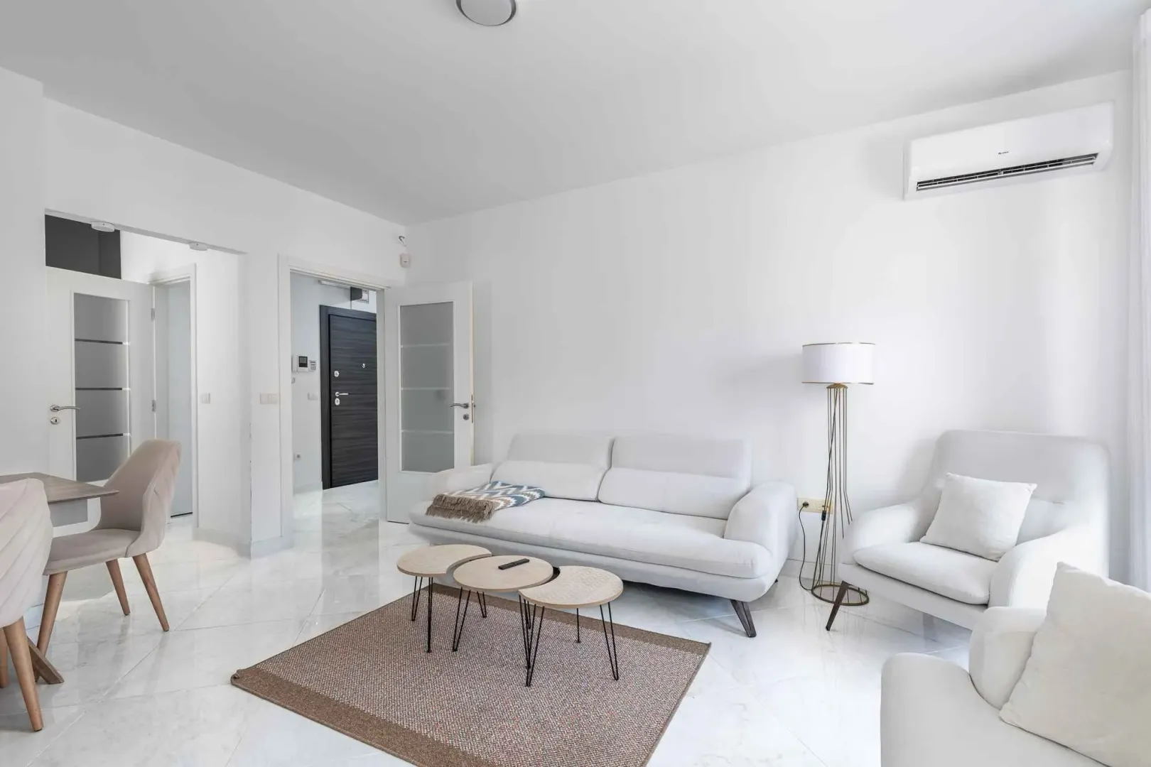 Bright and modernly furnished living room with a sofa set.