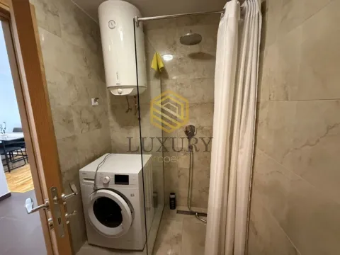 Manje kupatilo sa tuš kabinom, bojlerom i veš mašinom. - image 7