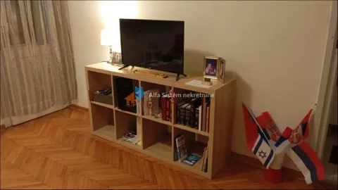 Dnevna soba sa TV komodom i parketom na podu. - image 13