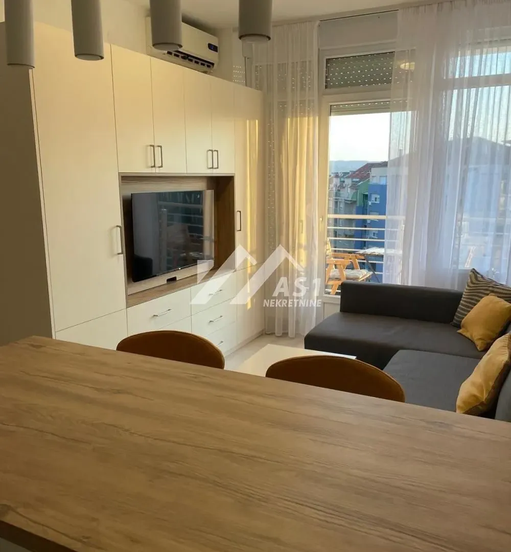 Izdavanje, stan, 24m², Centar, Novi Sad
